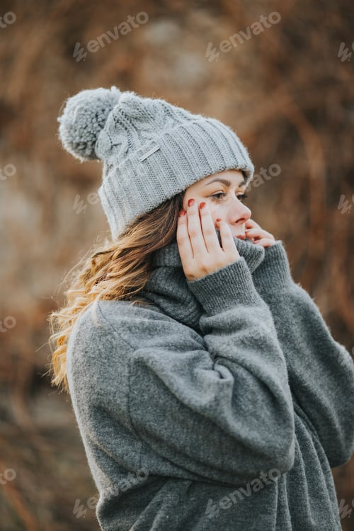 Preview: Woman in Grey Sweater and Beanie Outdoors