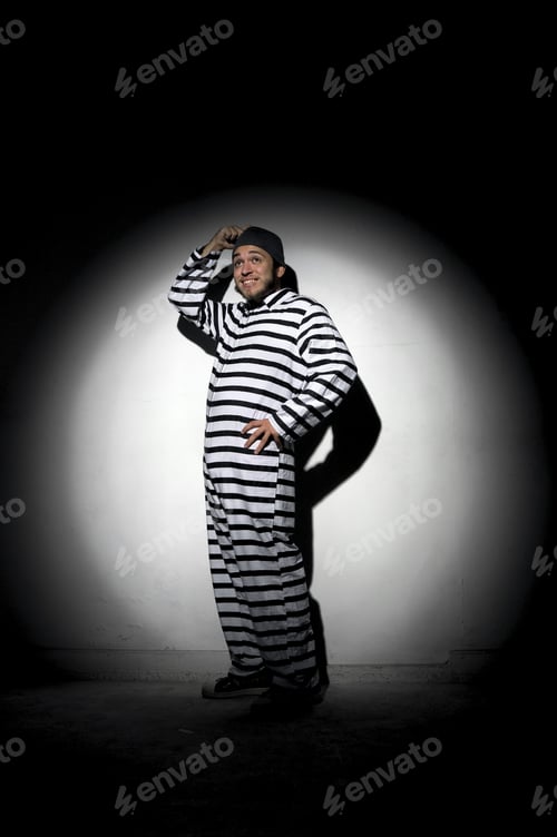 Aperçu: A Prisoner Trying To Escape From Prison Being Caught By A Search Light