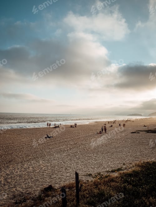 Visualização: Uma foto vertical de uma praia arenosa no Rio, Brasil, em um dia nublado
