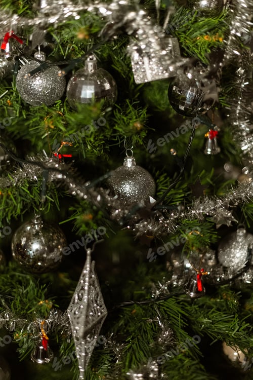 Aperçu: A Vertical Shot Of A Nicely Decorated Christmas Tree