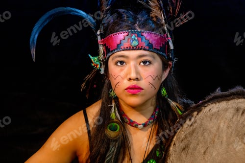 Vista previa: Joven Teotihuacana, Xicalanca - Tolteca sobre fondo negro, con danza tradicional con