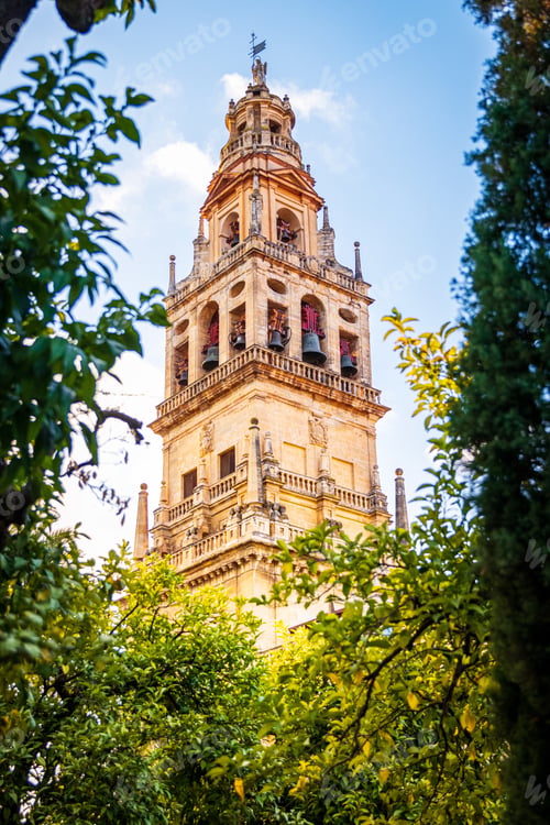 Aperçu: A Vertical Low Angle Shot Of The Famous Mosque-Cathedral Of Cordoba In Cordoba, Spain