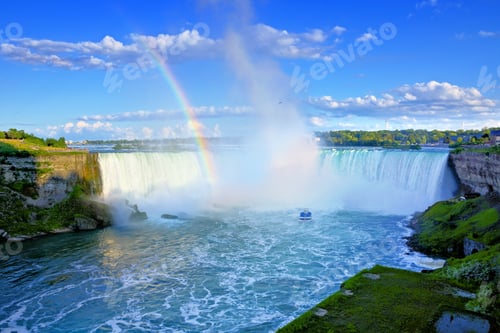 Vorschau: Sommerblick auf die kanadische Seite der Niagarafälle mit wunderschönem Regenbogen, Ontario, Kanada