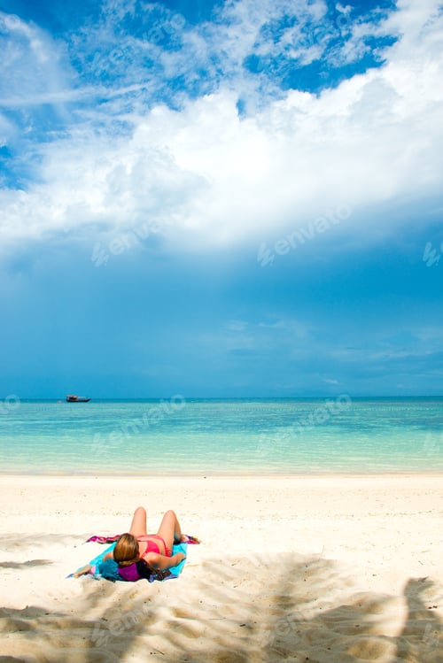 Preview: Young Woman Enjoying A Day At The Beach