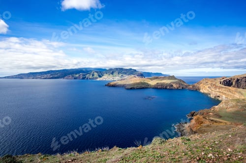 Vorschau: Ein wunderschöner Blick auf die Insel Madeira in Portugal unter dem bewölkten blauen Himmel