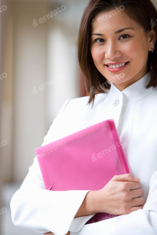 Preview: Close-Up Portrait Of A Businesswoman With Brown Bobbed Hair Wearing A White Business Suit And