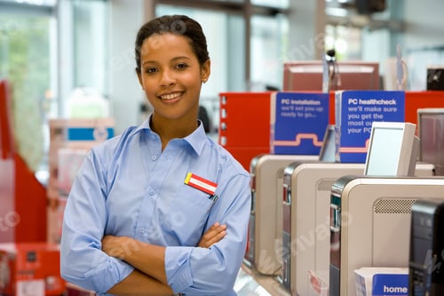 Preview: Computer Saleswoman Standing In An Electronics Shop With Her Arms Crossed And Posing Confidently