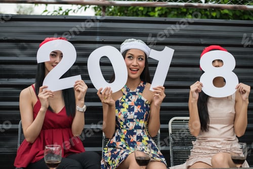 Visualização: Jovens segurando vidros conversam na festa.