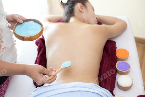 Preview: Woman Getting A Salt Scrub In The Spa. Body Scrub And Beauty Treatment. Woman With Spa Concept.