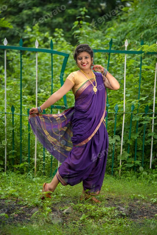 Aperçu: Indian Beautiful Young Girl In Traditional Saree Posing Outdoors