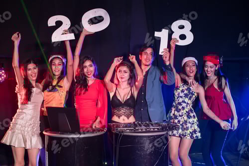 Visualização: Adolescentes estão comemorando na festa noturna.