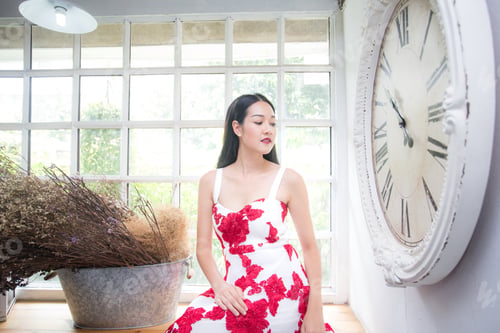 Preview: Beautiful Asian Woman Sitting And Waiting In Vintege Room, 20S-30S Age