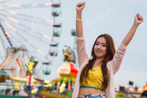 Preview: Beautiful Women Are Happy In The Amusement Park.