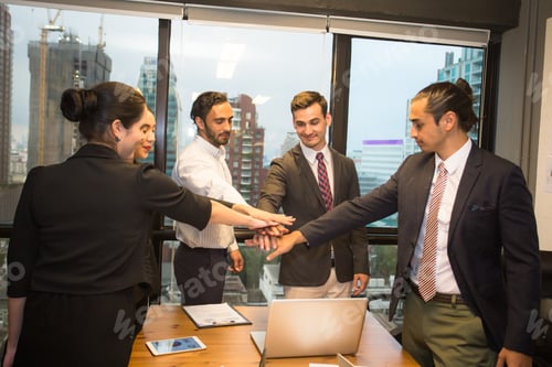 Vista previa: Empresario de pie y mostrando la mano junto con su equipo, concepto de colaboración, de 20 a 30 años.