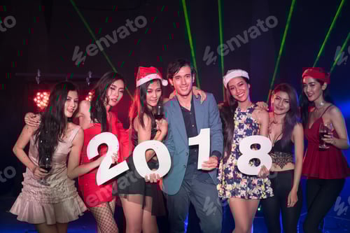 Visualização: Adolescentes estão comemorando na festa noturna.