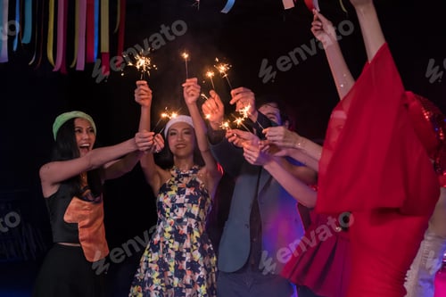 Visualização: Os jovens estão comemorando a festa no concerto.