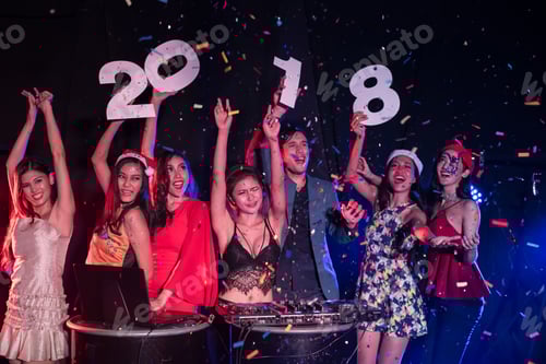 Visualização: Adolescentes estão comemorando na festa noturna.