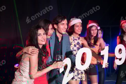 Visualização: Jovens estão comemorando o entretenimento noturno.