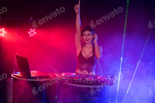 Preview: Young People Are Celebrating The Night Party Entertainment.