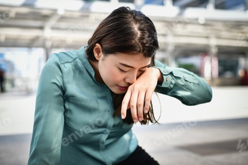 Preview: Business People Sad Concept, Young Business Women Are Crying Because They Are Unemployed.