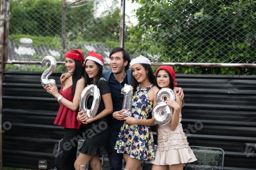 Visualização: Jovens estão comemorando a festa de Ano Novo.