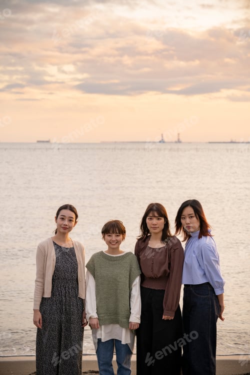 Preview: 4 Women Gathering To Take A Commemorative Photo