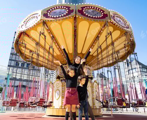 Preview: Mom And Her 2 Kids Taking Commemorative Photos With A Smile