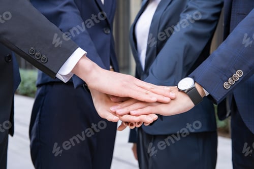 Preview: 4 Business Men And Women
