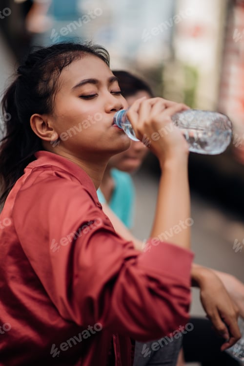 Preview: Beautiful Fitness Athlete Asian Woman Drinking Water After Exercise.