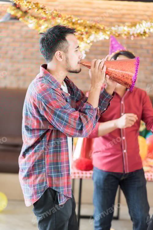 Visualização: Festa de Natal e Ano Novo, amigos alegres se divertindo