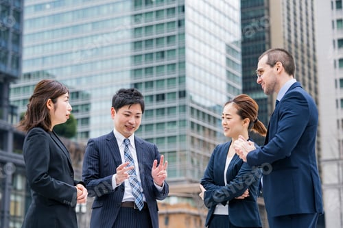 Vista previa: Business Team Talking On Street