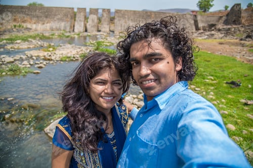 Vista previa: Pareja india tomando una selfie. Hombre tomando una selfie con su esposa o novia en la orilla del río