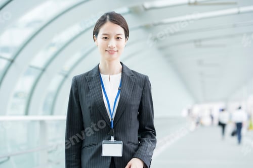 Preview: Portrait Of A Smiling Asian Young Business Woman Wearing A Suit