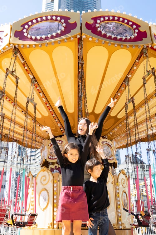 Preview: Mom And Her 2 Kids Taking Commemorative Photos With A Smile