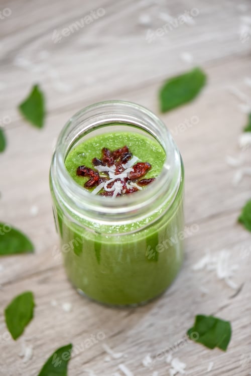 Visualização: Smoothies verdes em vidro com frutas e vegetais na mesa