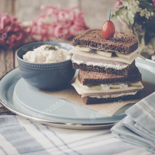 Vorschau: Ham Sliced Pear And Swiss Sandwich On Dark Rye