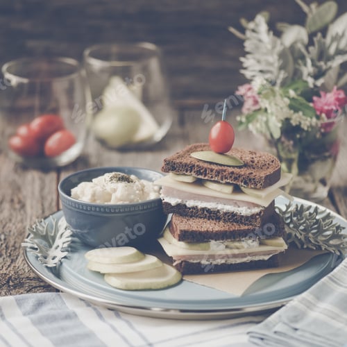 Vorschau: Ham Sliced Pear And Swiss Sandwich On Dark Rye