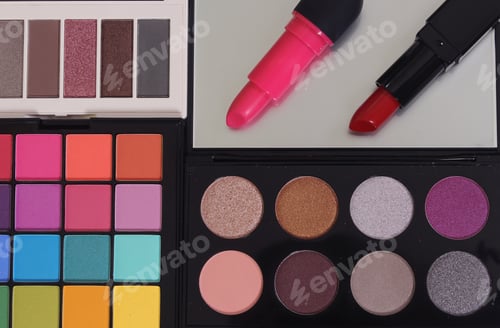 Preview: Colorful Cosmetic Pigment Palettes With Lipstick