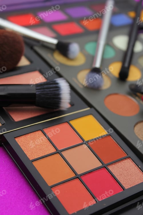 Preview: Colorful Cosmetic Pigment Palettes With Brushes