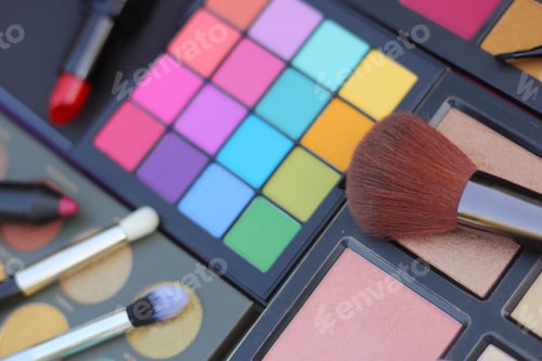 Preview: Colorful Cosmetic Pigment Palettes With Brushes