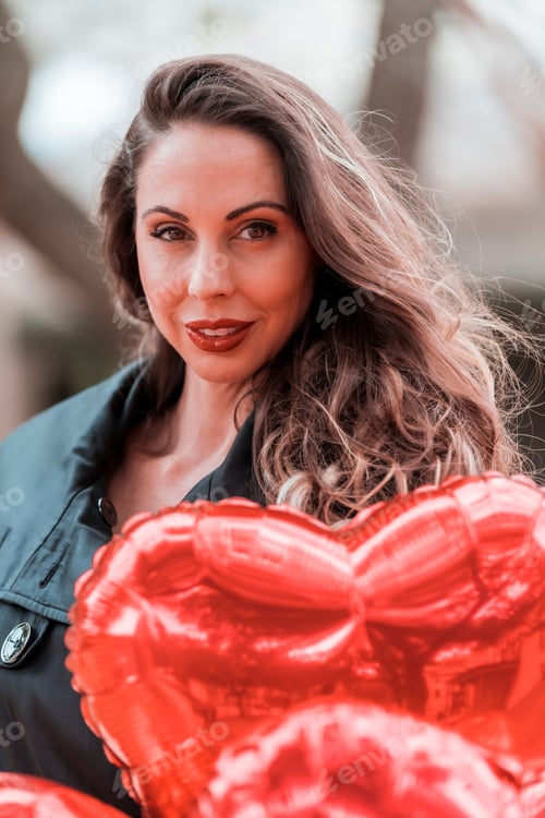 Vista previa: Una hermosa modelo morena con una docena de globos para el día de San Valentín