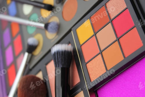 Preview: Colorful Cosmetic Pigment Palettes With Brushes