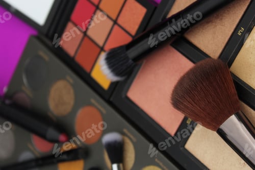 Preview: Colorful Cosmetic Pigment Palettes With Brushes