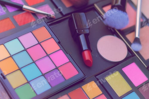 Preview: Eyeshadow Palette With Brushes And Lipstick