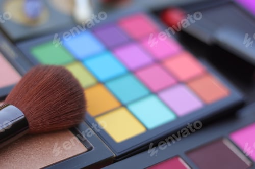 Preview: Colorful Cosmetic Pigment Palettes With Brushes