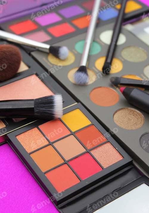 Preview: Colorful Cosmetic Pigment Palettes With Brushes