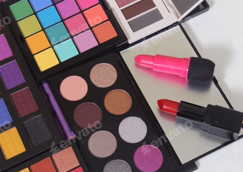 Preview: Colorful Cosmetic Pigment Palettes With Lipstick