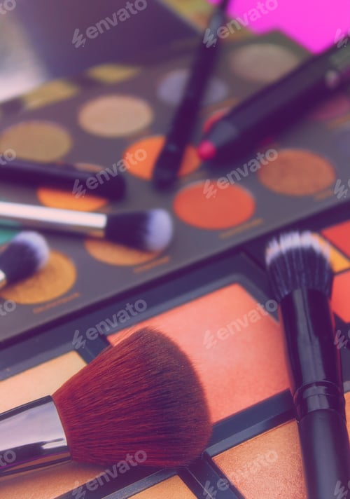 Preview: Colorful Cosmetic Pigment Palettes With Brushes
