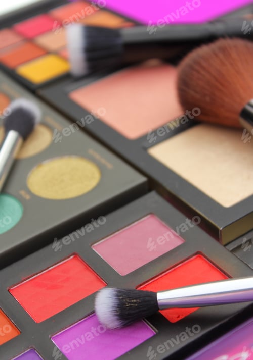 Preview: Colorful Cosmetic Pigment Palettes With Brushes