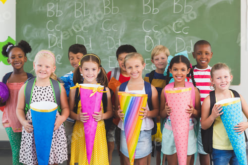 Visualização: Retrato de crianças felizes segurando presentes na sala de aula na escola
